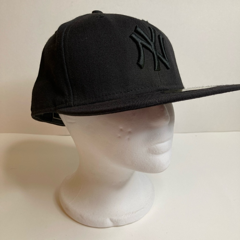 New York Yankees All Black Fitted Hat sz 7 5/8 New Era 59Fifty Cap